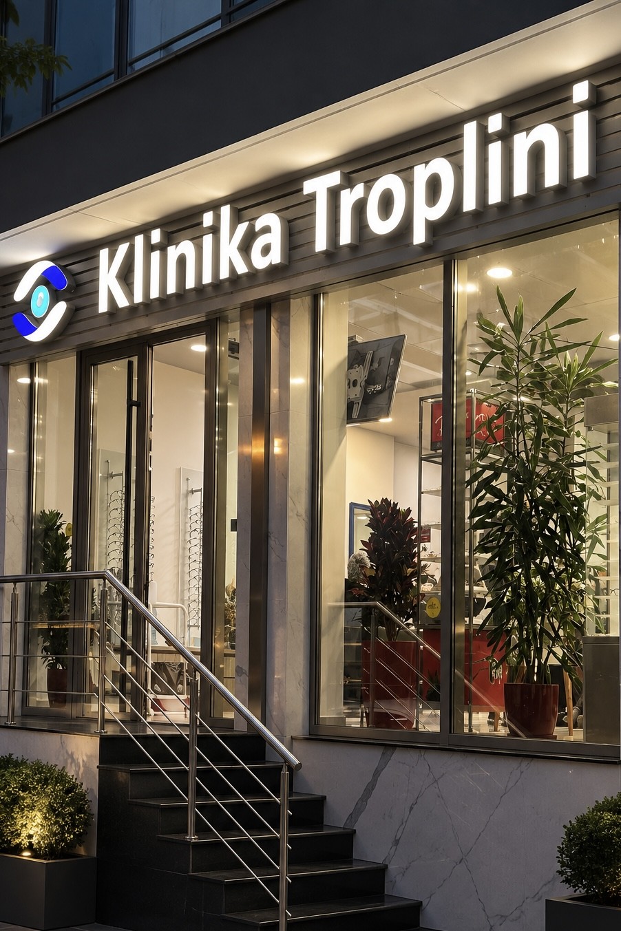 Fasada e Klinikës Troplini, me tabelën e ndriçuar dhe hyrjen e klinikës